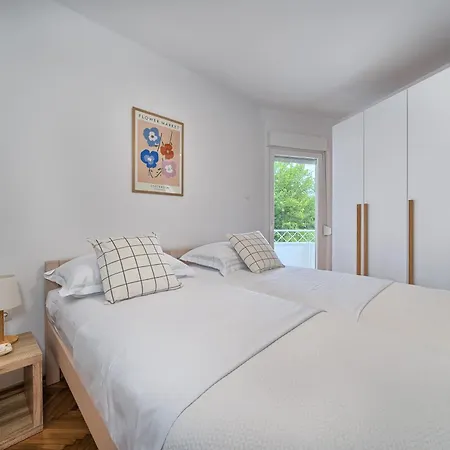 Apartment A1-luxury W Big Balcony 4 Min Walk To