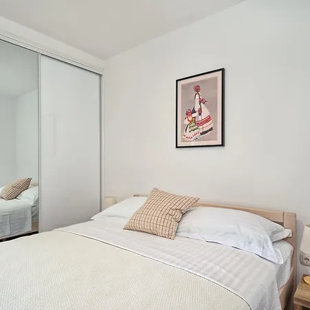 Apartment A1-luxury W Big Balcony 4 Min Walk To