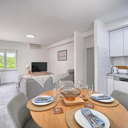 Apartment A1-luxury W Big Balcony 4 Min Walk To *