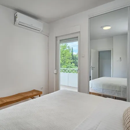 A1-luxury W Big Balcony 4 Min Walk To *