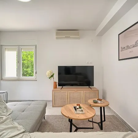 A1-luxury W Big Balcony 4 Min Walk To
