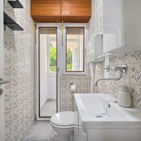 A1-luxury W Big Balcony 4 Min Walk To