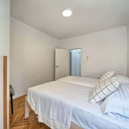 A1-luxury W Big Balcony 4 Min Walk To *