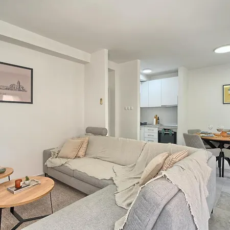 A1-luxury W Big Balcony 4 Min Walk To Apartment *
