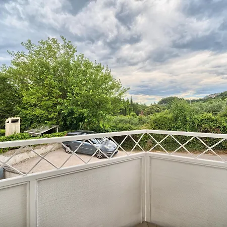 Apartment A1-luxury W Big Balcony 4 Min Walk To