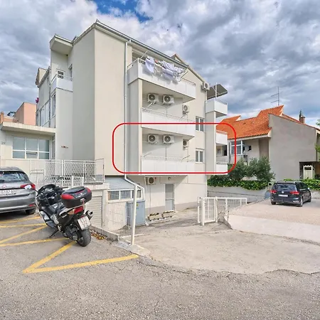 A1-luxury W Big Balcony 4 Min Walk To *
