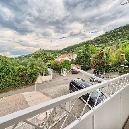 A1-luxury W Big Balcony 4 Min Walk To *